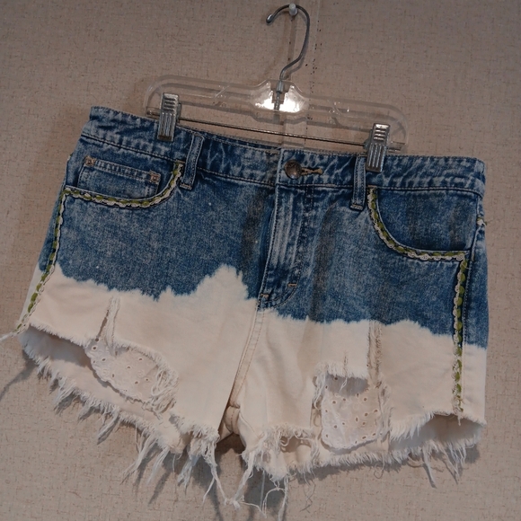Free People Bleached Denim Distressed Shorts Embroidery Women Size 28 - Picture 2 of 4